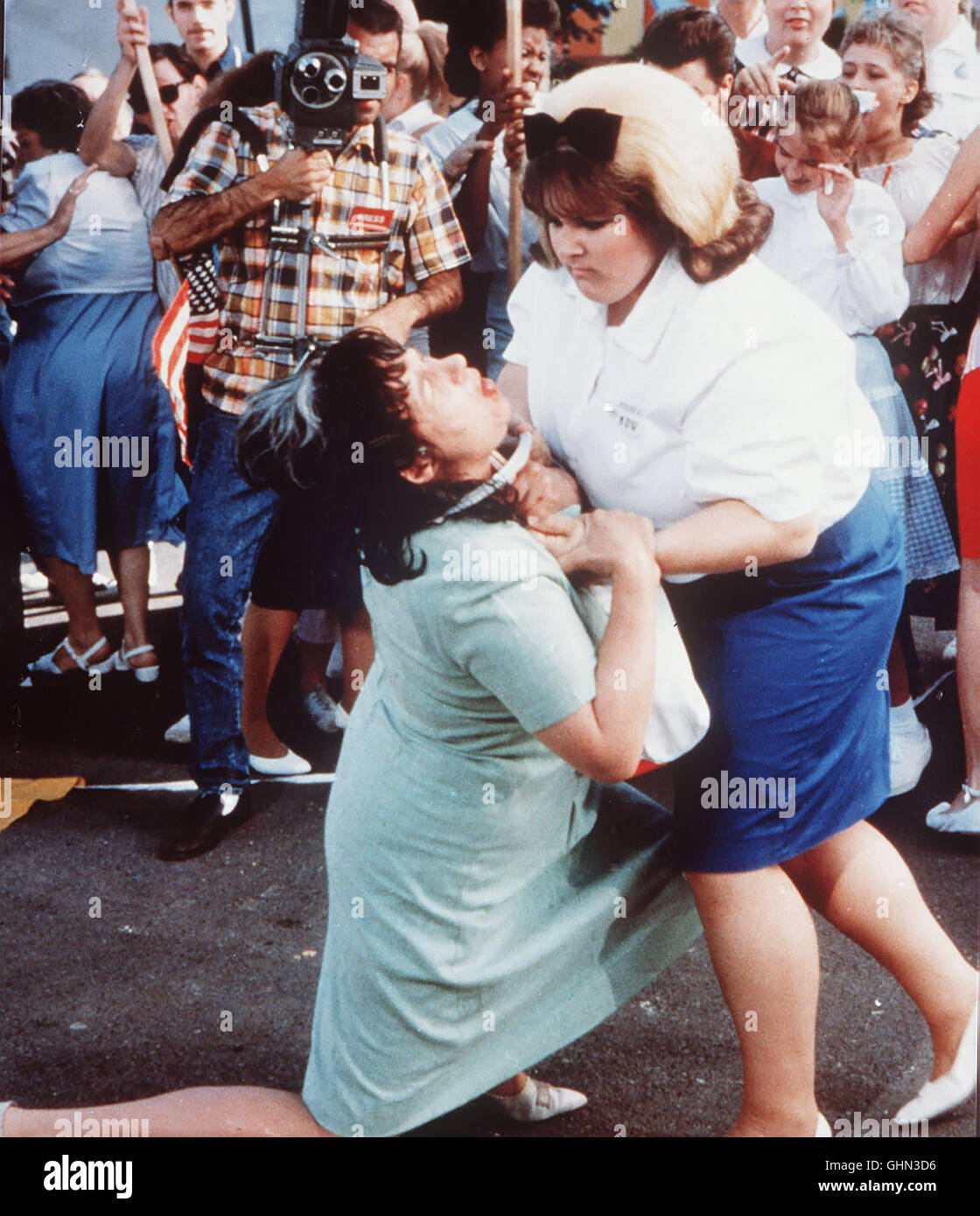 Baltimore 1962 - Das schwarze Pummelchen Tracy rechnet sich wenig Chancen aus, einmal beim beliebten Tanzwettbewerb in der Corny-Collins-Show auf-treten zu dürfen. Eines Tages klappt es doch - zum Ärger ihrer schärfsten Konkurrentin, der hübschen und eitlen Amber, der sie prompt den Rang abläuft. Szene mit RICKY LAKE (2.v.r.) als Tracy Turnblad Regie: John Waters aka. Hairspray Stock Photo