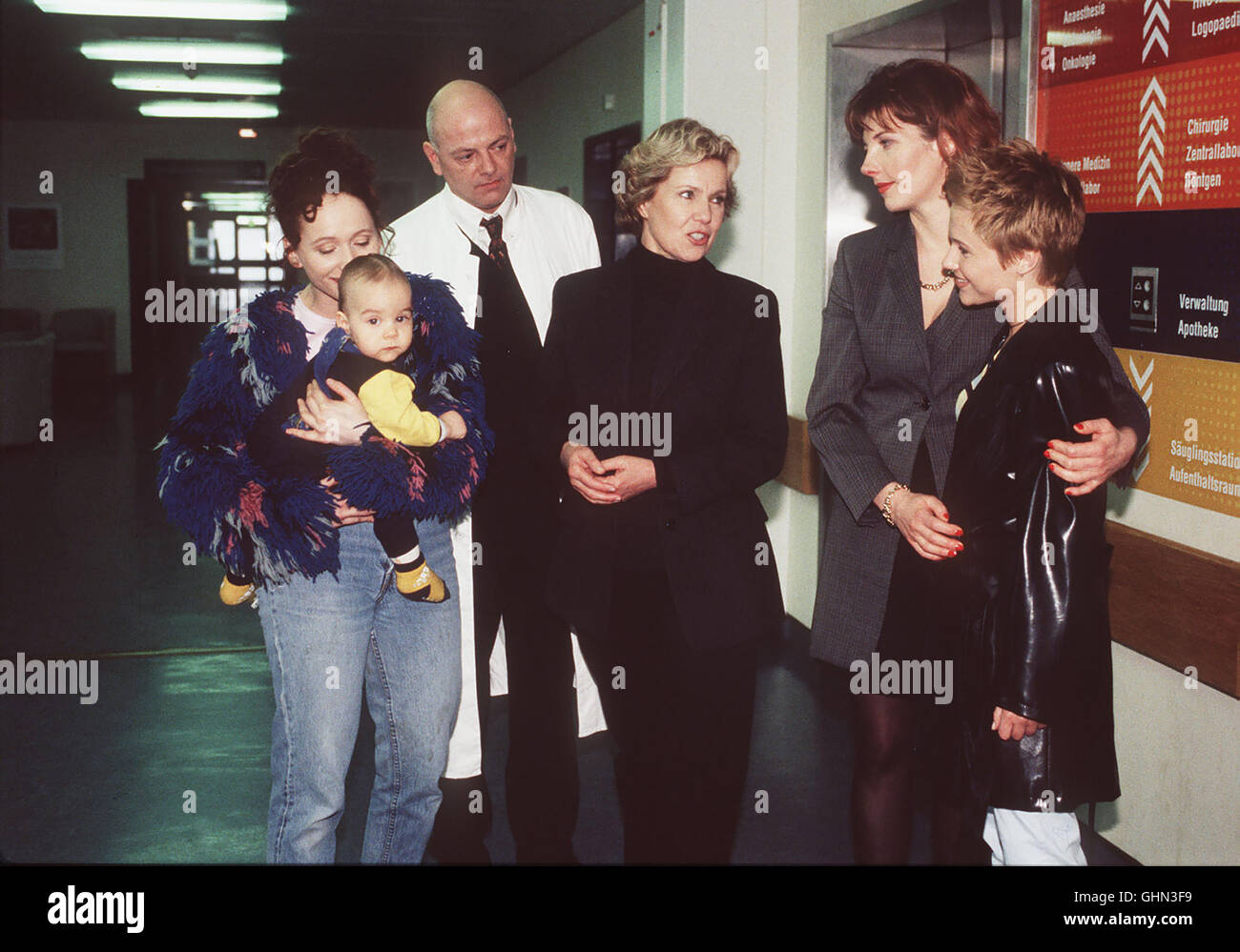 In der Klinik treffen Marie (WITTA POHL,mi) und Tessy (CHRISTIANE HEINRICH,l), die gerade mit dem kleinen Juppi (CEM YILDIZ) unterwegs sind,Monika Ebbinghaus (CARMEN PLATE,2.v.r) und deren Tochter Jana (DANIELE PREUSS). Jana hat eben den Termin für einen Schwangerschaftsab- bruch vereinbart.... hinten: Dr.Wirtz (CHAJIM KOENIGSHOFEN). Regie: Eberhard Pieper aka. 1. Unglück im Glück Stock Photo