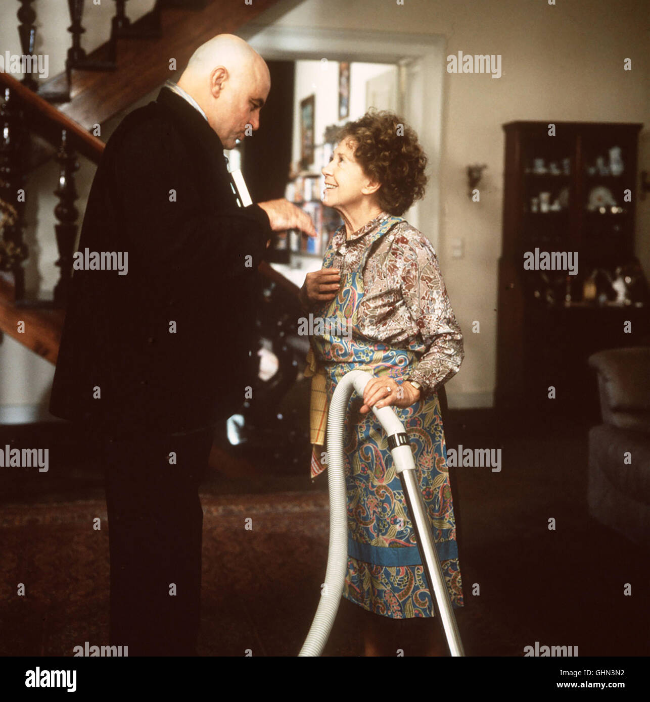 Ein Kleid Von Dior Ist Die Putzfrau Doris Harris Inge Meysel Noch Stock Photo Alamy