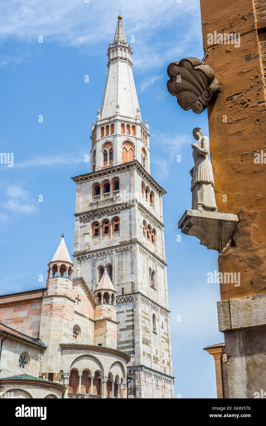 Ghirlandina leaning tower of Metropolitan Cathedral of Santa Maria Assunta e San Geminiano and La Bonissima statue in Modena. Stock Photo