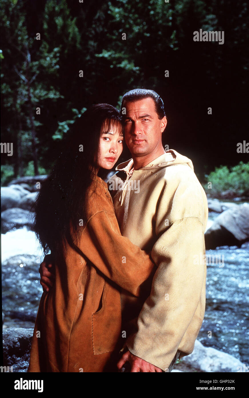 Forrest Taft (STEVEN SEAGAL) nimmt gemeinsam mit Masu (JOAN CHEN), der Tochter des Häuptlings der Inuit, den - Stock Image