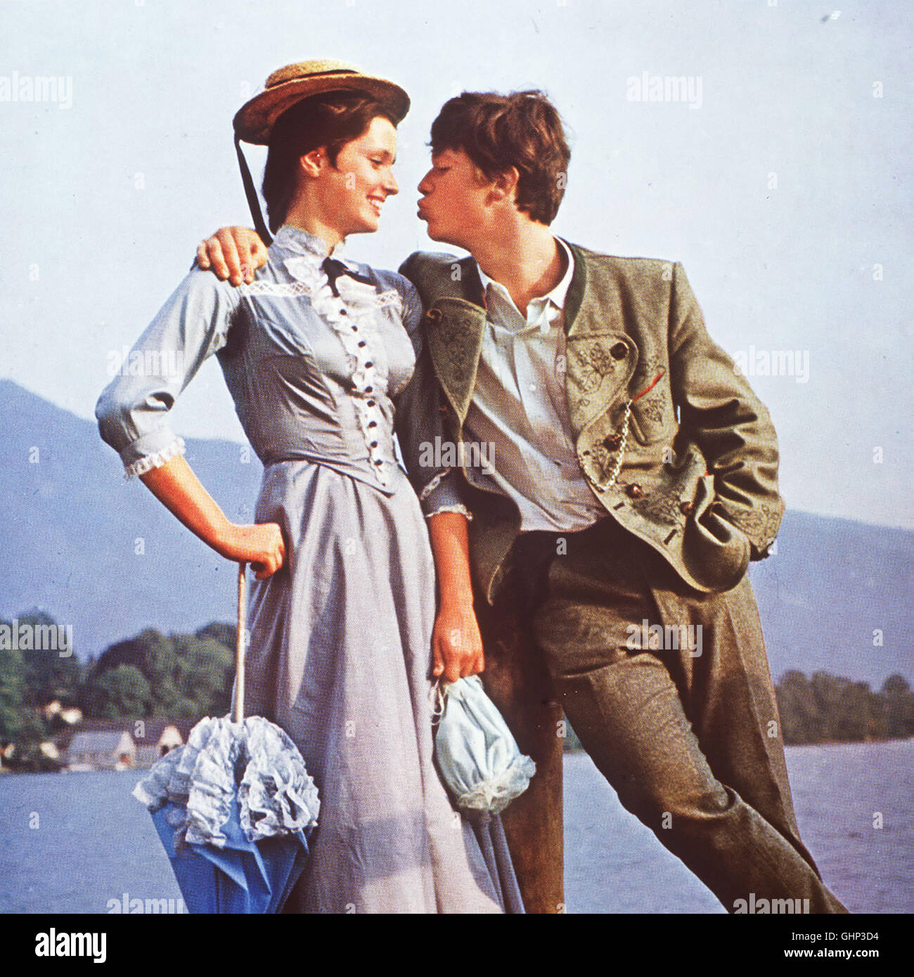 Ludwig (HANSI KRAUS) kommt es nicht ungelegen, daß er den Bergführer für  die hübsche Berlinerin Lilly (KRISTINA NEL) spielen soll... Regie: Franz  Seitz Stock Photo - Alamy