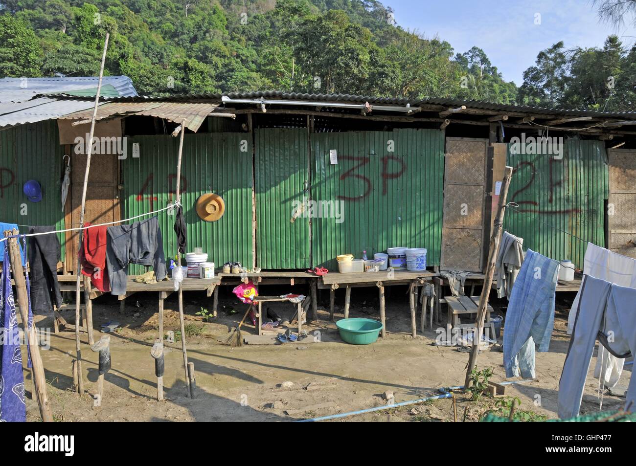 einfachste Unterkünfte aus Wellblech: Wanderarbeiter in Koh Chang, Thailand, Asien Stock Photo