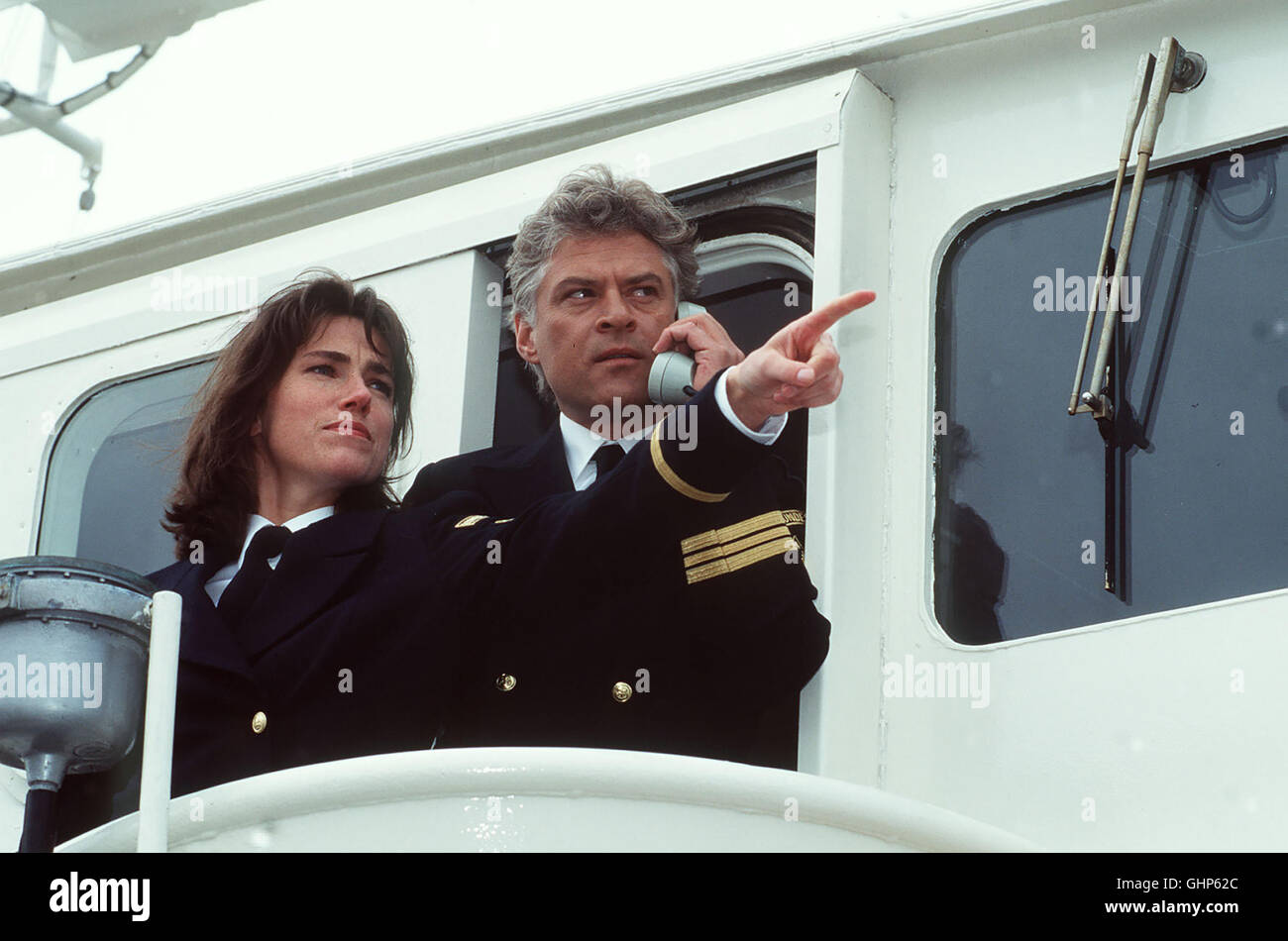 Fischer Friesen beobachtet,wie Jan Holt verbotene Netze auswirft. Als er ihn zur Rede stellt kommt es zu einer Auseinandersetzung, bei der Holt versucht Friesens Boot zu rammen und eine Pistole zückt. Die Küsten-wache wird zu Hilfe gerufen. Bild: Kommandat Ehlers (RÜDIGER JOSWIG) und Friederike Hansen (JULIA BREMERMANN) aka. Fischernetz Stock Photo