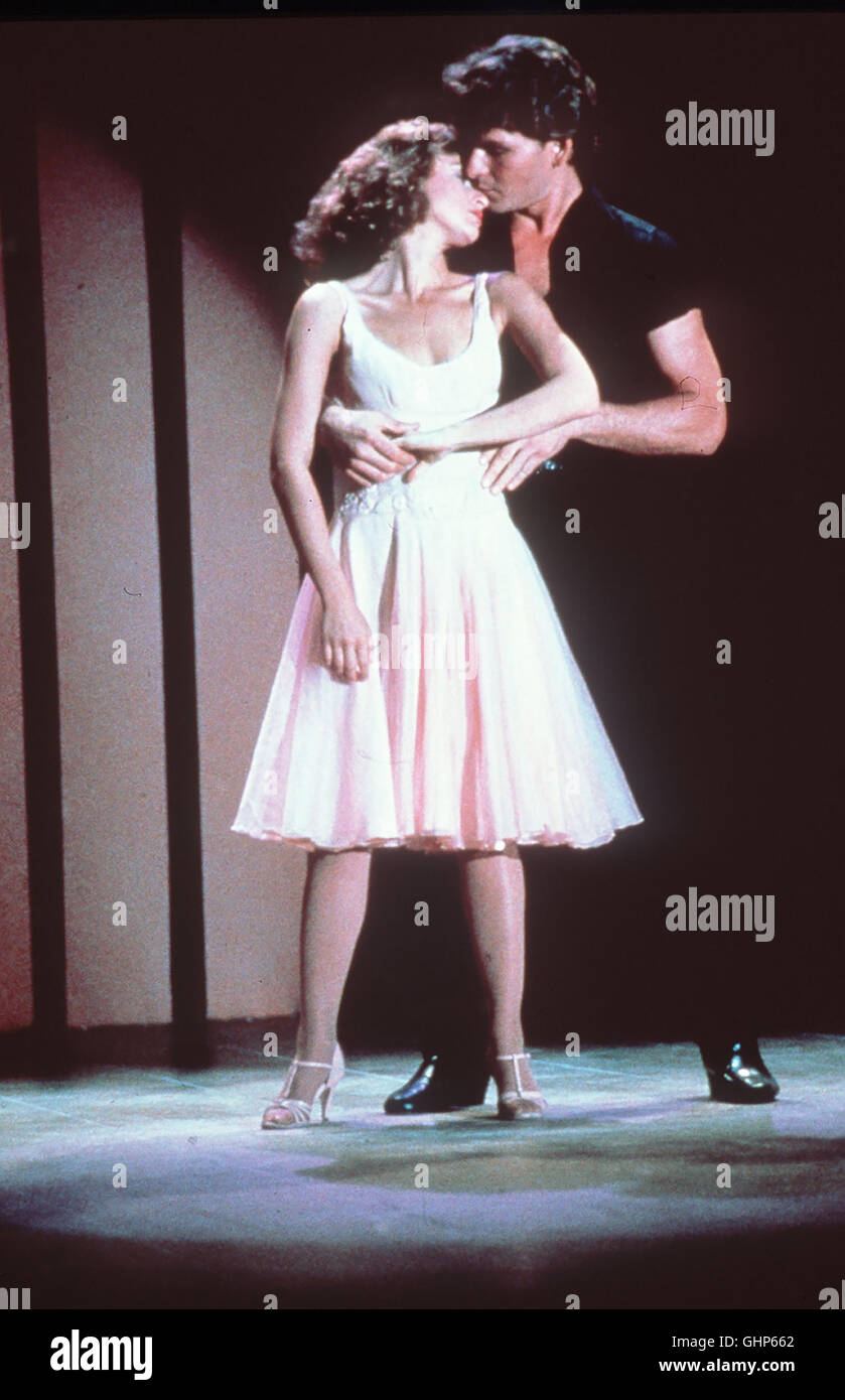 In den 60er Jahren verliebt sich eine naive Artztochter in einen Tänzer. Sie springt für dessen Partnerin ein und bekehrt ihren Vater von dessen Vorurteilen... Bild: JENNIFER GREY (Baby), PATRICK SWAYZE (Johnny Castle) Regie: Emile Ardolino aka. Dirty Dancing Stock Photo