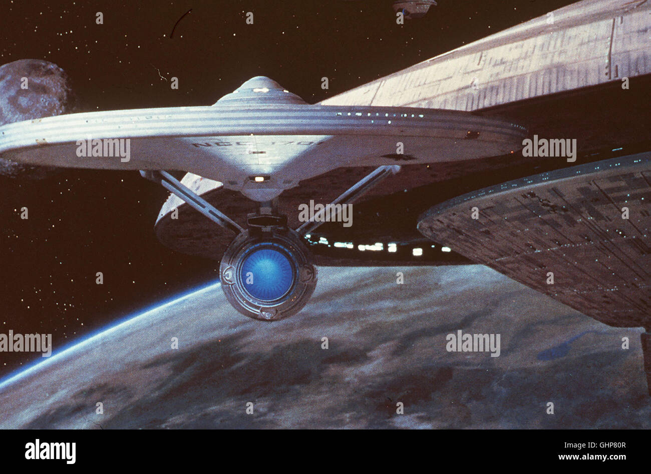 Star Trek III - Auf der Suche nach Mr. Spock Spocks Vater Savik bittet Kirk darum, die Leiche seines Sohnes auf dem Heimatplaneten Vulkan zur Ruhe zu betten. Savik glaubt, daß Spocks Geist auf mysteriöse Weise überlebt hat, doch bevor die Crew der Enterprise das herausfinden kann, muß sie sich mit dem machtgierigen Klingonen-Kommandanten Kruge auseinandersetzen. Foto: Szene mit der 'Enterprise'. Regie: Leonard Nimoy aka. Star Trek III - The Search for Spock Stock Photo