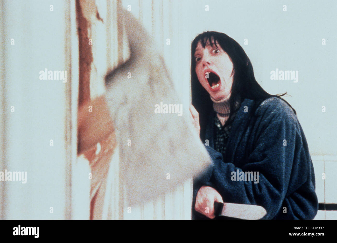 shining - Wendy (SHELLEY DUVALL) wird von ihrem wahnsinnig gewordenen Mann mit der Axt bedroht... Regie: Stanley Kubrick aka. The Shining: Nach einem Roman von Stephen King Stock Photo
