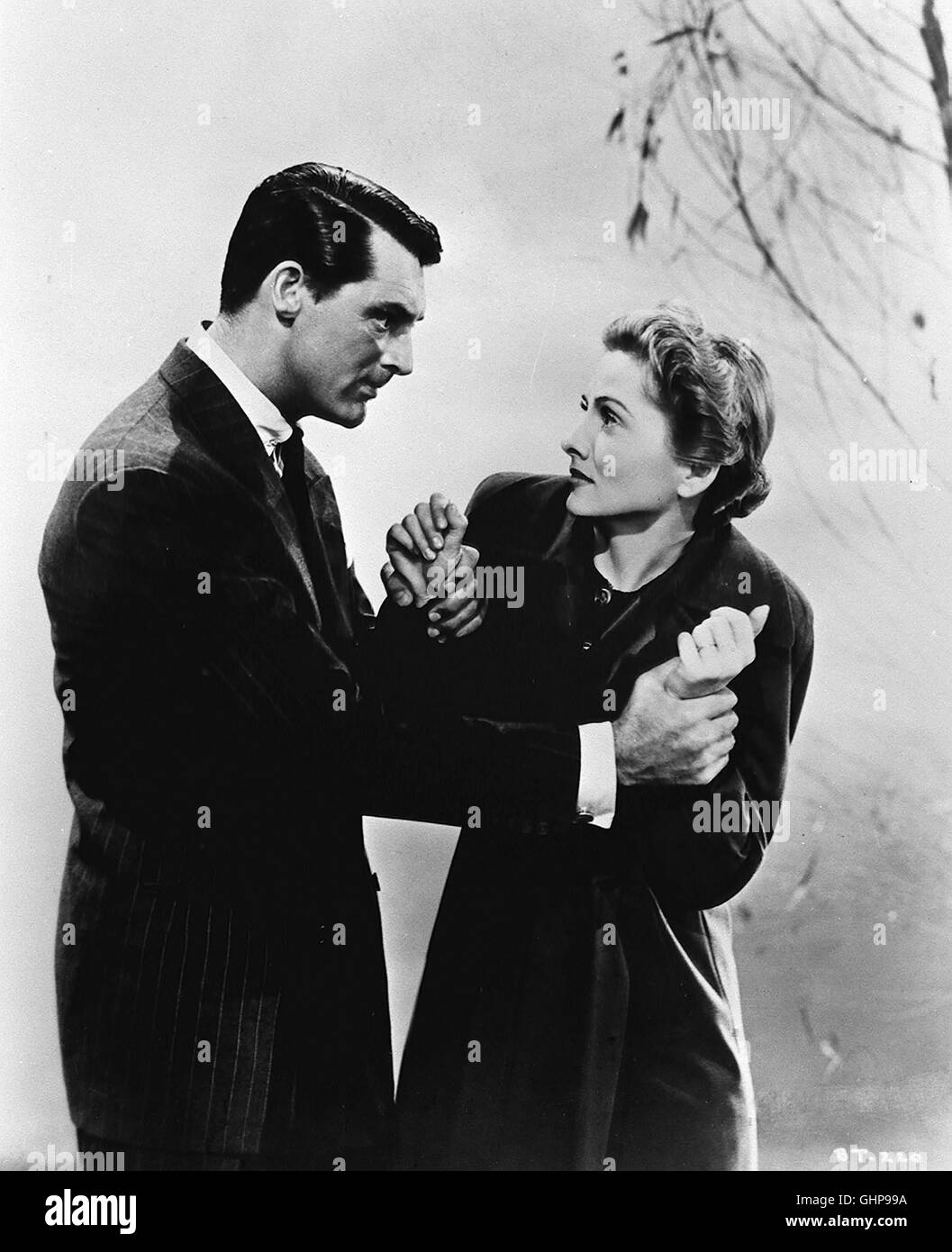 Verdacht Lina McLaid (JOAN FONTAINE), eine junge Frau aus der High So-ciety, verliebt sich in den charmanten Taugenichts Johnny Ays-garth (CARY GRANT), heiratet ihn gegen den Willen ihrer Eltern und übernimmt die Kosten des gemeinsamen Lebens. Doch dann näh-ren erdrückende Indizien in ihr den Verdacht, Johnny wolle sie aus Geldgier kaltblütig ermorden. Regie: Alfred Hitchcock aka. Suspicion Stock Photo
