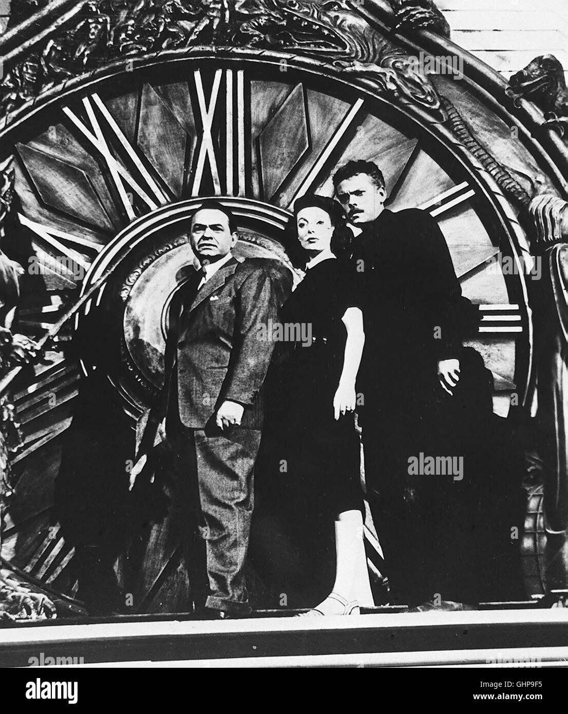 DIE SPUR DES FREMDEN Wilson (EDWARD G. ROBINSON) will Charles Rankin (ORSON WELLES, rechts) als deutschen Kriegsverbrecher entlarven, doch dazu braucht er die Hilfe von dessen Frau Mary (LORETTA YOUNG). Auf einem Glockenturm kommt es zur Entscheidung... Regie: Orson Welles aka. The Stranger Stock Photo