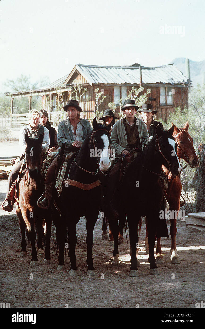 Young Guns II - Flammender Ruhm Der legendäre Billy the Kid wird in den letzten Tagen des Wilden Westens von allen gejagt. Foto vlnr: Doc Scurlock (KIEFER SUTHERLAND), Hendry William French (ALAN RUCK), Billy the Kid (EMILIO ESTEVEZ), Chavez Y Chavez (LOU DIAMOND), Tom O'Folliard (BALTHAZAR GETTY), Arkansas Dave Rudabaugh (CHRISTIAN SLATER). Regie: Geoff Murphy aka. Young Guns II - Blaze Of Glory Stock Photo