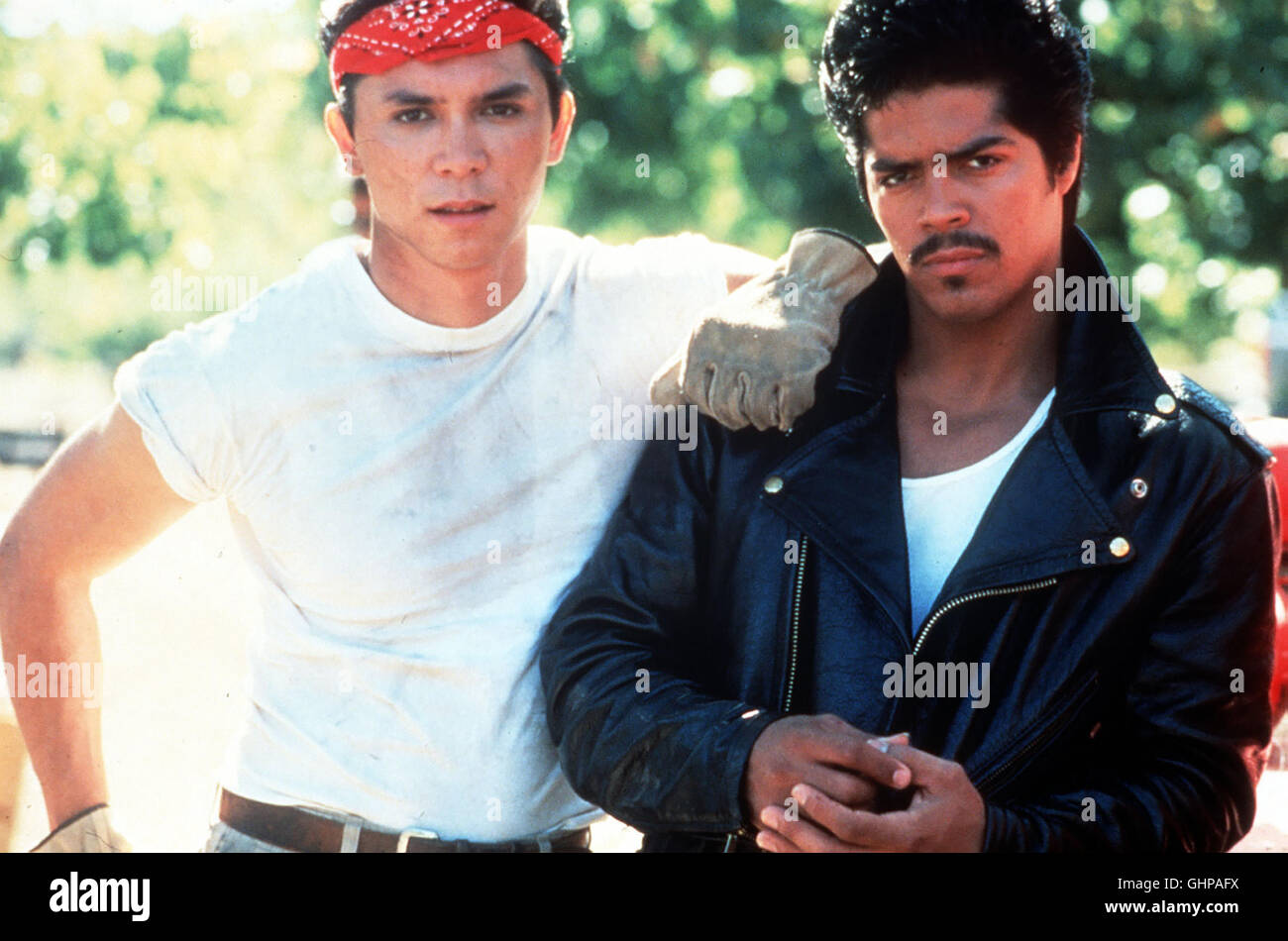 la bamBa - Die authentische Geschichte des kalifornischen Rocksängers Ritchie Valens, der nach kurzer steiler Karriere im Alter von 17 Jahren bei einem Flugzeugunglück ums Leben kam. Bild. Ritchie Valens (LOU DIAMOND PHILLIPS), Bob Morales (ESAI MORALES) Regie: Luis Valdez aka. La Bamba Stock Photo