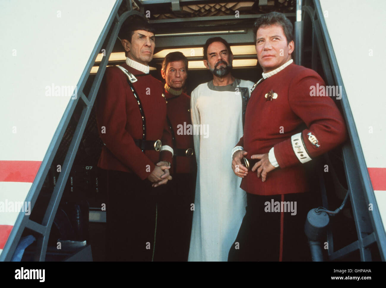 Star Trek V - Am rande des universums Die Enterprise wird mitsamt ihrer Mannschaft von dem vulkanischen Herrscher Sybok gekapert und begibt sich auf die Suche nach Gott... Foto vlnr.: Mr. Spock (LEONARD NIMOY), Dr. McCoy (DEFOREST KELLEY), Sybok (LAURENCE LUCKINBILL), Captain Kirk (WILLIAM SHATNER). Regie: William Shatner aka. Star Trek V - The Final Frontier Stock Photo