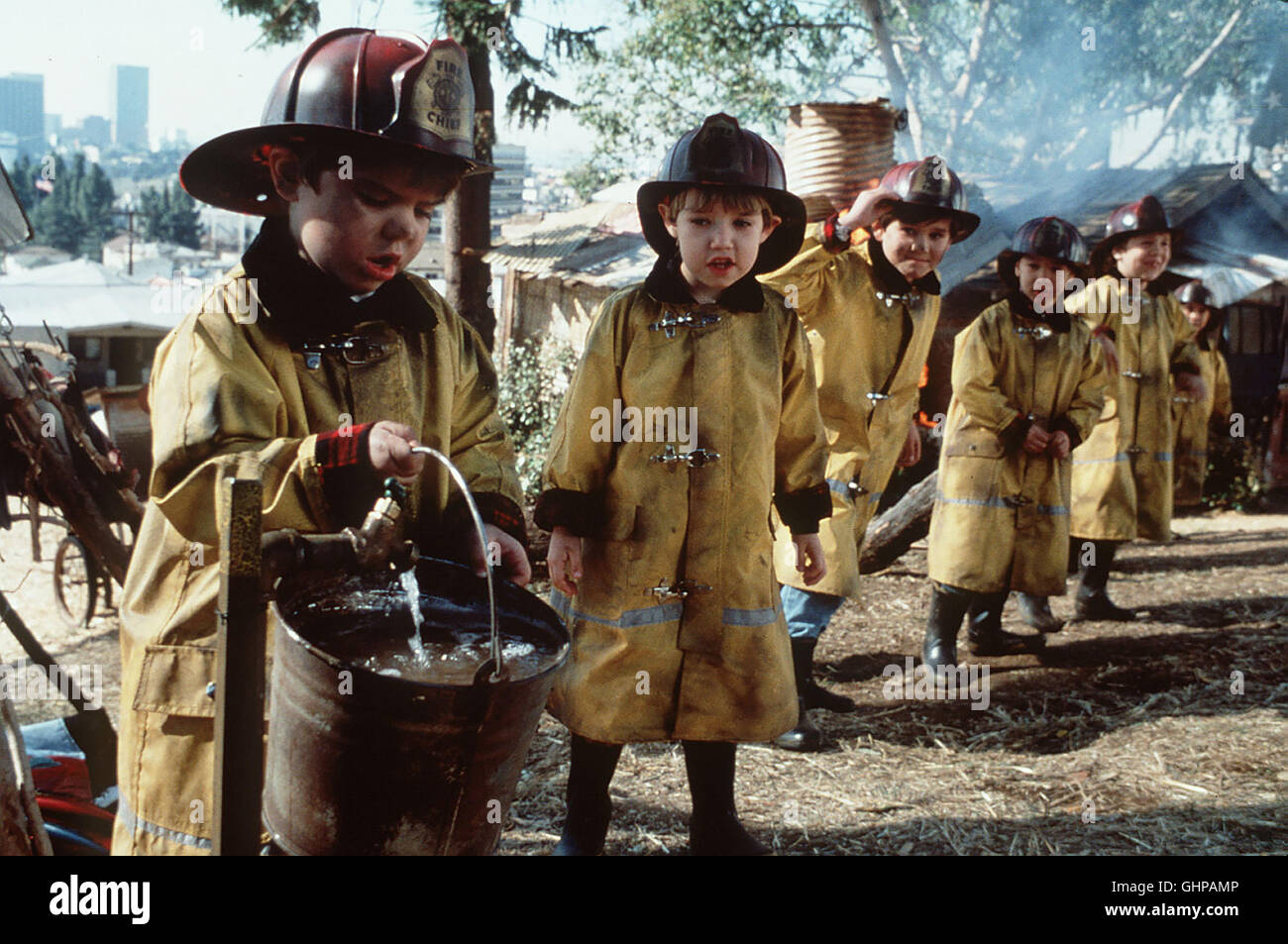 Die Kleinen Superstrolche Little Rascals Usa 1994 Penelope Spheeris Neuauflage Der Kleinen Strolche Im Mittelpunkt Des Films Steht Der He Man Club Der Frauenhasser Szene Die Kleinen Superstrolche Beim Loschen Ihres Brennenden