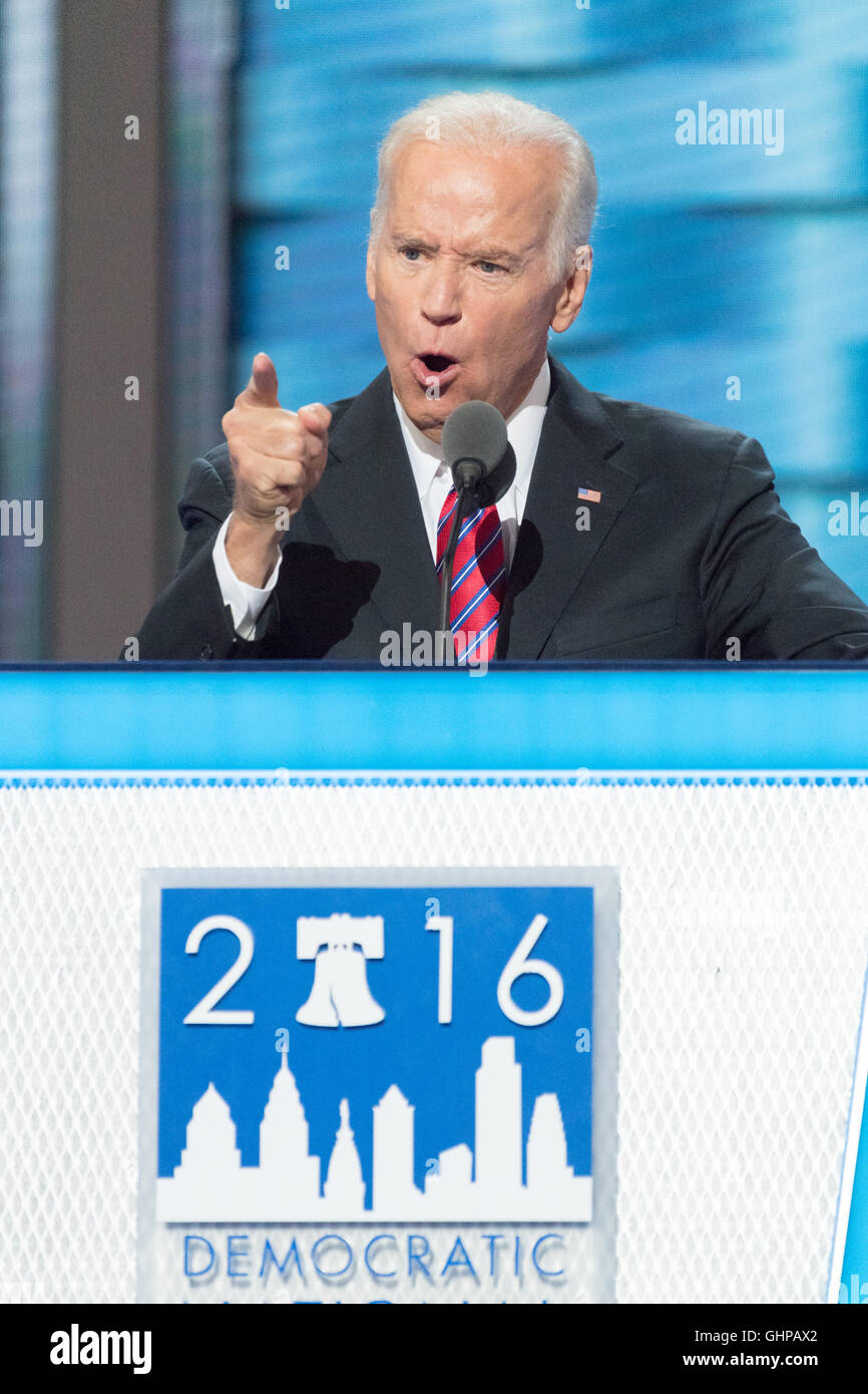Joe biden campaign crowd hi-res stock photography and images - Alamy