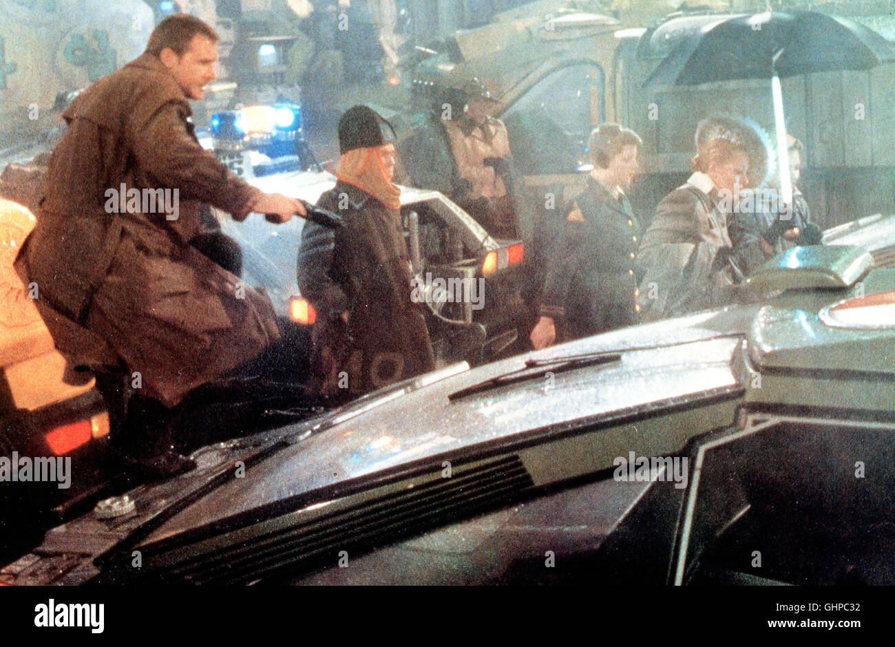 Los Angeles, 2019: Rick Deckard (HARRISON FORD) ist ein Blade Runner, ein Polizist, der untergetauchte Replikanten jagt - künstlich hergestellte Menschen, die nur für vier Jahre programmiert sind und plötzlich einen Überlebensdrang entwickeln. Rick gerät in einen Konflikt, als er sich in die schöne Replikantin Rachel verliebt. Regie: Ridley Scott aka. Blade Runner Stock Photo