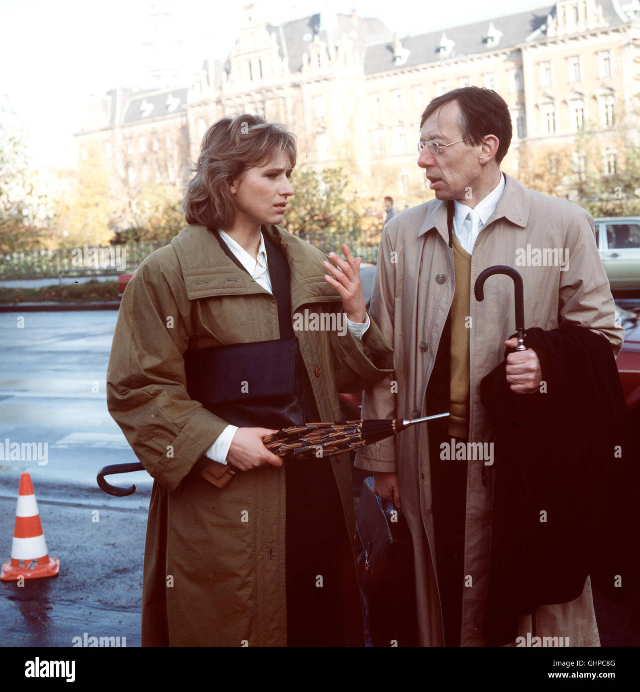 DER KLEINE STAATSANWALT Ein Staatsanwalt und eine Kriminalbeamtin