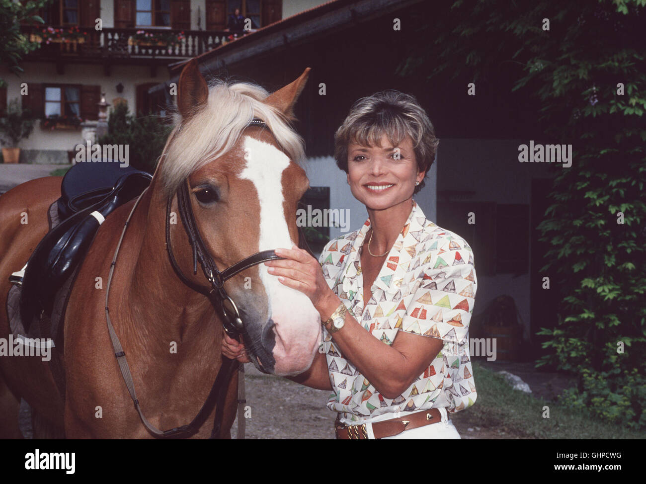 Anna Maria Seeberger (USCHI GLAS) mit Pferd aka. Folge 5 Stock Photo