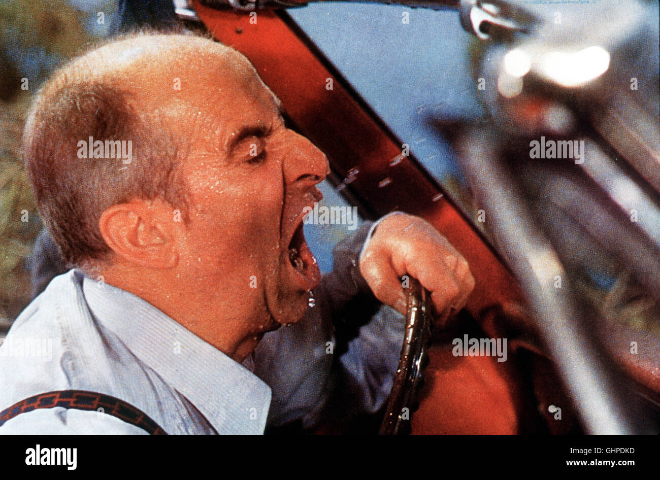 Balduin, der Sonntagsfahrer Sur un arbre perché Der Großindustrielle Roubier (LOUIS DE FUNES) ist in Sachen Autobahnausbau unterwegs. Durch einen Stau aufgehalten, kann er das Entern des Cabrios durch einen Tramper und die Gattin eines eifersüchtigen Offiziers nicht verhindern. Er verliert in einer Kurve die Kontrolle und landet in der Krone einer Pinie ... Regie: Serge Korber aka. Sur un arbre perché Stock Photo