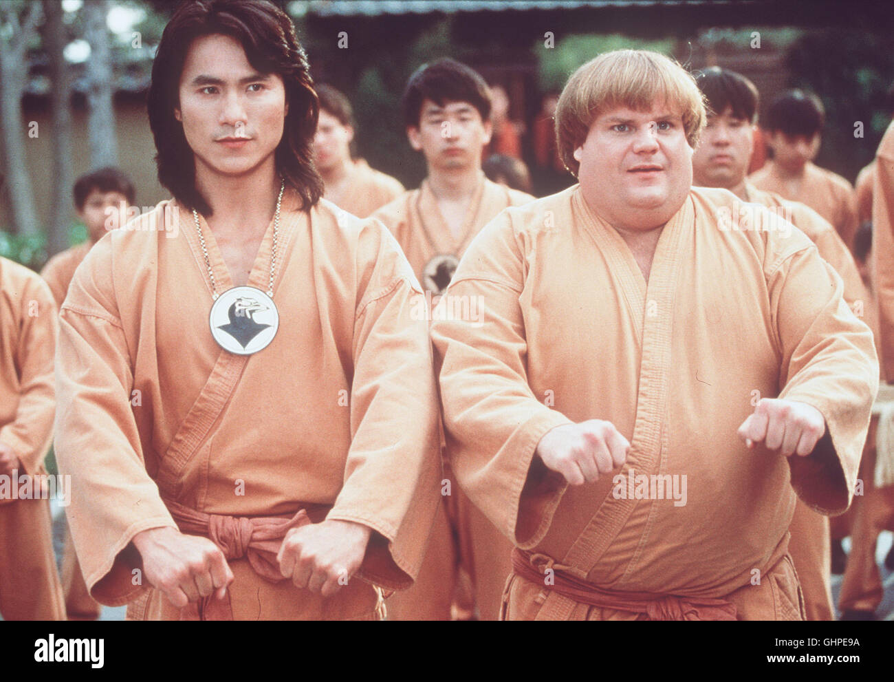 BEVERLY HILLS NINJA - DIE KAMPFWURST - Noch ist die Welt in Ordnung. Haru (CHRIS FARLEY) und sein Ninja-bruder Gobei (ROBIN SHOU) ahnen noch nichts von den haarsträubenden Abenteuern, die in Beverly Hills auf sie warten. Regie: Dennis Dugan Stock Photo