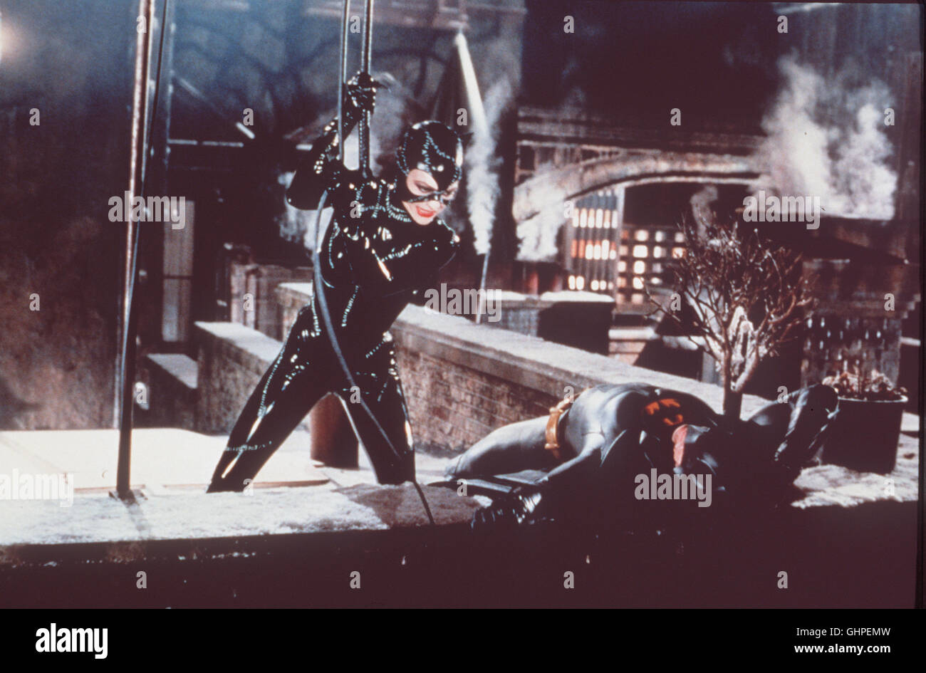 BATMANS RÜCKKEHR Batman Returns USA 1992 - Tim Burton Der Fledermaus-Held Batman muss in Gotham City nicht nur gegen den ebenso bösartigen wie brillianten Pinguin und den vampirgleichen Wirtschaftsmogul Max Schreck kämpfen - eine ebenso trickreiche wie gefährliche Gegnerin ist auch die schöne, faszinierende Catwoman, deren Charme Batman unweigerlich verfällt. Bild: MICHELLE PFEIFFER (Catwoman, Selina), MICHAEL KEATON (Batman, Bruce Wayne) Regie: Tim Burton aka. Batman Returns Stock Photo