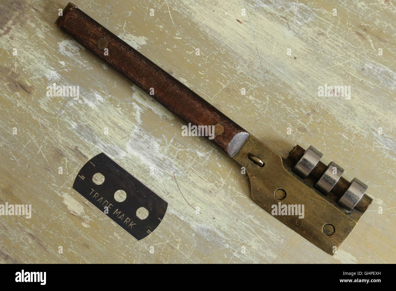 Vintage razor with blade Stock Photo - Alamy