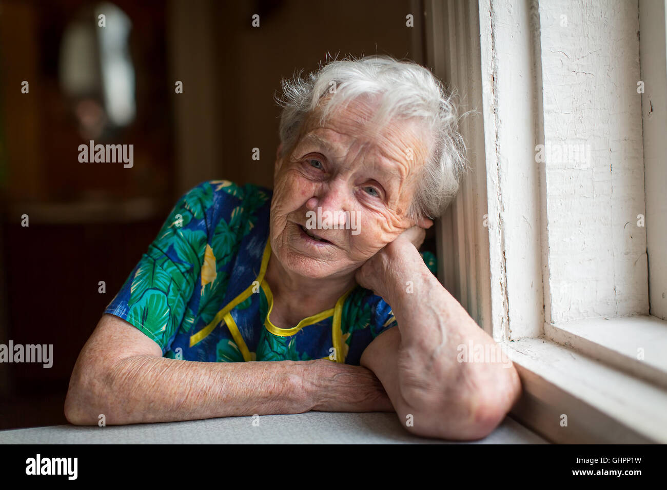 Mature woman lonely outside hi-res stock photography and images - Alamy