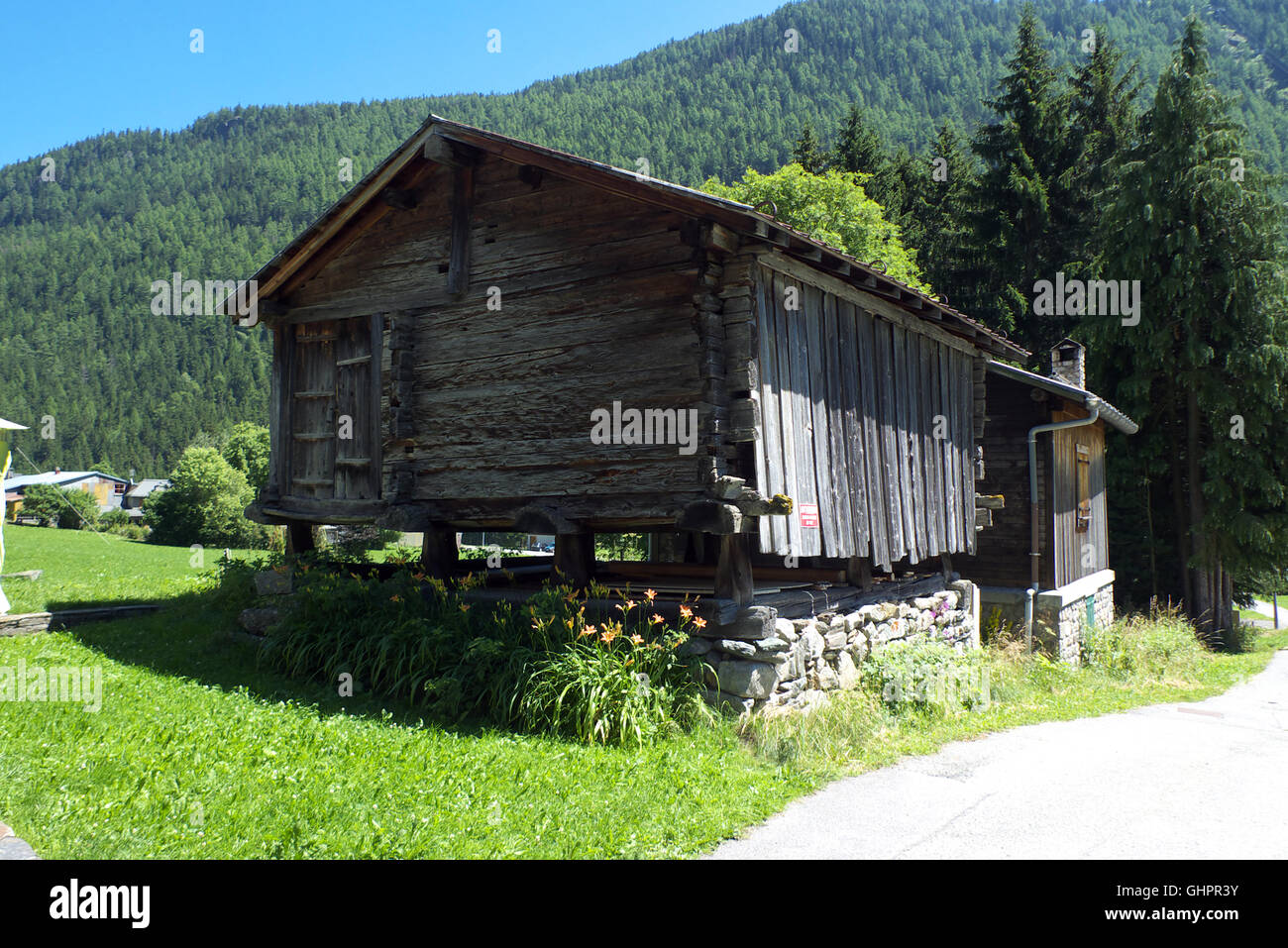 Granary wood hi-res stock photography and images - Alamy