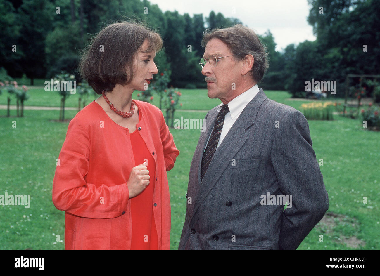 DIE SCHULE AM SEE - Alf stellt fpr seine todkranke Oma eine Fotostory zusammen, bei der Vera (MARAIKE CARRIERE) und Dr.Blüm (JÖRG FRIEDRICH) ein Brautpaar spielen müssen. Dabei geraten Vera und Dr.Blüm in Streit um den von beiden gleichermaßen geliebten 'Ersatzsohn'. Regie: Michael Knof aka. 2. Lampenfieber Stock Photo