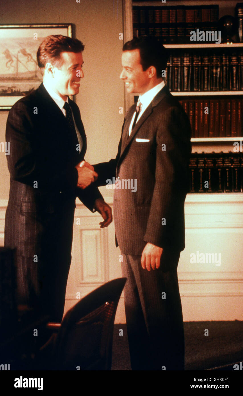 Frank Sinatra (PHILIP CASNOF) wird von Präsident Kennedy (JAMES F.KELLY) empfangen... Regie: James Sadwith aka. Sinatra Stock Photo