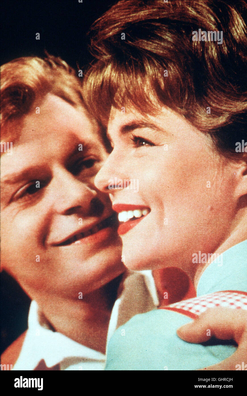 DER VOGELHÄNDLER BRD 1962 - Geza von Cziffra Christel (CORNELIA FROBOESS) und Adam (ALBERT RUPRECHT) haben nur eines im Sinn: Heiraten und Glücklichsein. Regie: Geza von Cziffra Stock Photo
