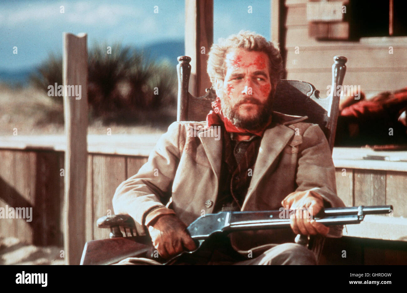 DAS WAR ROY BEAN - 1890: Das texanische Städtchen Vinegaroon von Banditen beherrscht - bis der selbsternannte Richter Roy Bean (PAUL NEWMAN), selbst ein gesuchter Verbrecher, unter den Gangstern aufräumt. Roy, der einige Outlaws zu seinen Sheriffs macht, entwickelt eine ausgeprägte Neigung zum Hängen von Leuten. Doch unter seiner Herrschaft blüht der Ort richtig auf und wird bürger-lich. Trunkenbold Roy aber, der in der schönen Maria Elena eine aufregende Lebensgefährtin hat, beginnt, sich bald zu langweilen... Regie: John Huston aka. The Life and Time of Judge Roy Bean Stock Photo