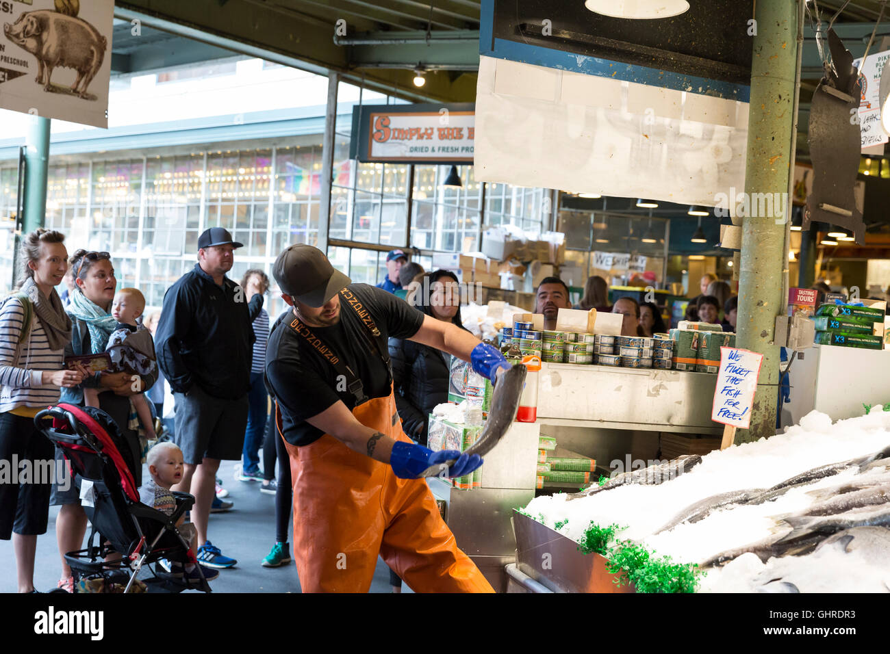Throwing fish seattle fish market hires stock photography and images