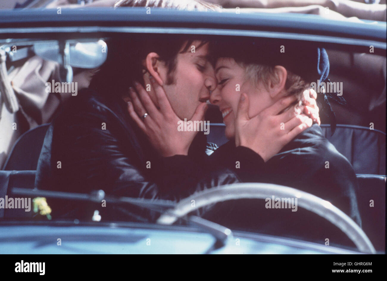 - Astrid Kirchherr, eine Existentialistin, führt die Gruppe in ihre Kreise ein, doch die Gruppe ist nicht begeistert. Nur Stuart ist ganz auf Astrid abgefahren... Bild: Stuart (STEPHEN DORFF), Astrid (SHERYL LEE) Regie: Iain Softley aka. Backbeat Stock Photo