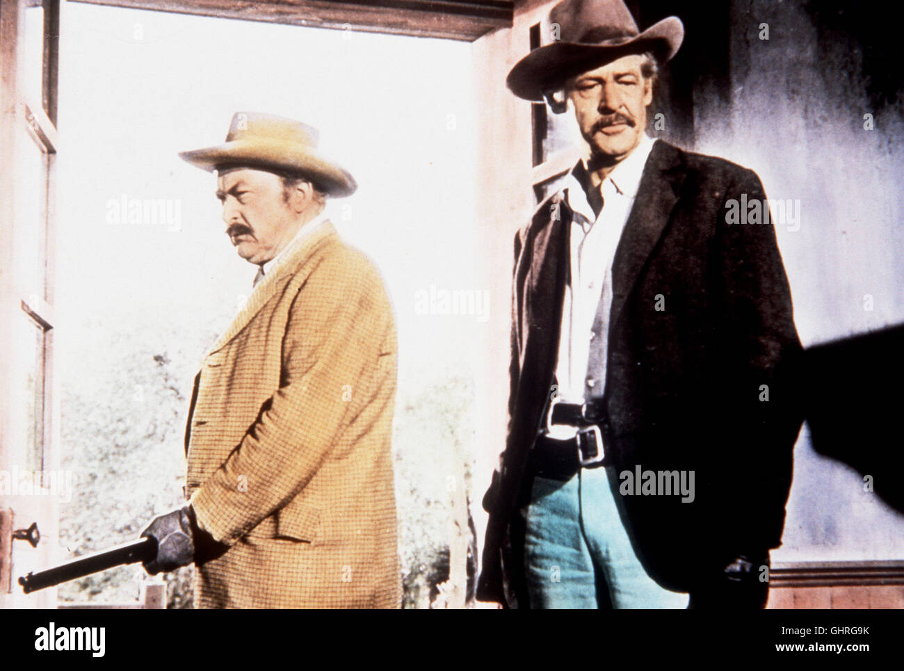 sie kannten kein gesetz - Eine Truppe von fünf Männern, als 'The wild Bunch' gefürchtet, ist in die kleine texanische Grenzstadt St.Rafael gekommen, um das dortige Büro der Eisenbahngesellschaft zu überfallen ... Foto: WARREN OATES (Lyle Goarch) EDMOND O'BRIEN (Sykes) Regie: Sam Peckinpah aka. The Wild Bunch Stock Photo