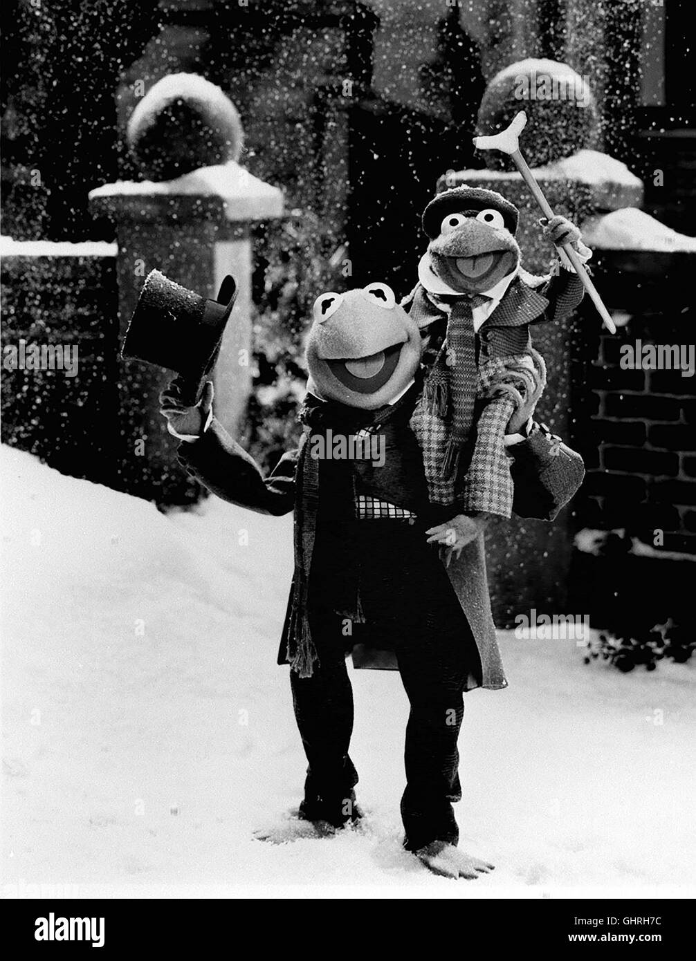 DIE MUPPETS WEIHNACHTSGESCHICHTE London vor 150 Jahren: Der herzlose Geldverleiher Scrooge macht sich auch an Weihnachten durch sein boshaftes Verhalten unbeliebt. plötzlich entführen ihn drei gute Geister in seine einsame Jugend und seine ebenso trostlose Zukunft. Scrooge ist von dieser Offenbarung so gerührt, daß er sich um seinen treuen Buchhalter Bob und dessen kranken Sohn sorgt. Foto: GREAT GONZO mit seiner vorlauten Ratte RIZZO erzählt als Charles Dickens die Geschichte. Regie: Brian Henson aka. The Muppets Christmas Carol Stock Photo