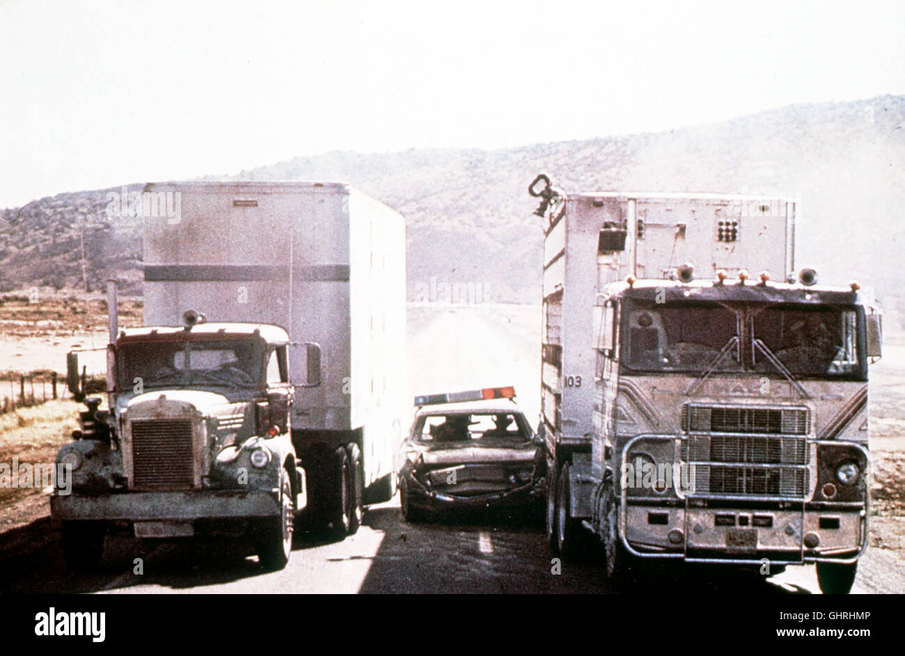 convoy - Truck-Fahrer Rubber-Duck wird unfreiwillig zum Führer einer  Fernfahrer-Revolte gegen die verbürgerlichte US-Gesellschaft. Szene Regie:  Sam Peckinpah aka. Convoy Stock Photo - Alamy
