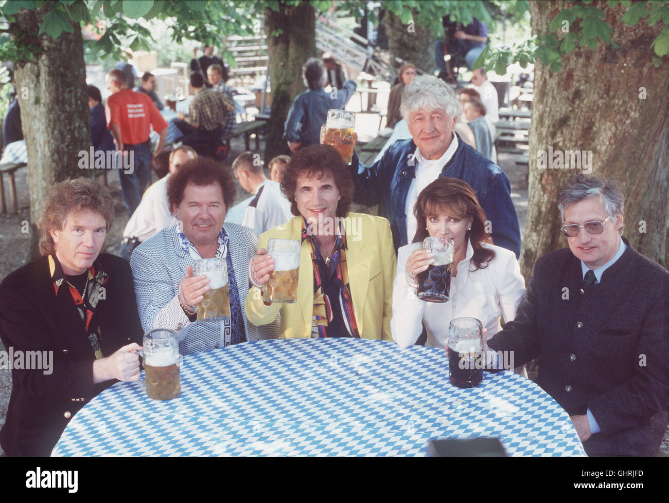 Strasse der Lieder - Gastgeber GOTTHILF FISCHER und PETRA SChörMANN, die ehemalige Miss World, präsentieren den Starnberger See von seiner schönsten Seite. Hier genießen sie ein Bier mit den FLIPPERS und PRINZ LUITPOLD VON BAYERN. Stock Photo