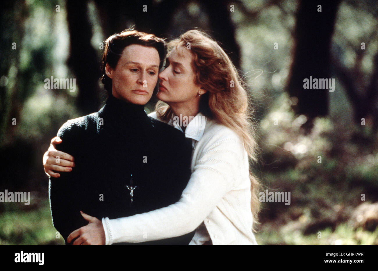 DAS GEISTERHAUS The House of Spirit D/DK 1993 - Bille August GLENN CLOSE, MERYL STREEP Verfilmung des Bestseller-Romans von Isabel Allende - ein lateinamerikanisches Epos um Aufstieg und Fall, Leidenschaft, Liebe und Einsamkeit Foto: In ihrer verzweifelten Einsamkeit findet Ferula (GLENN CLOSE, l.), die Schwester Estebans, nur in Clara (MERYL STREEP) einen Menschen, dem sie vertraut. Regie: Bille August aka. The House of Spirits Stock Photo