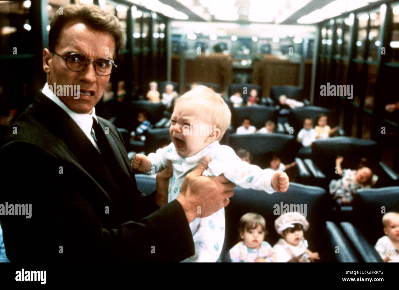 junior - Arnold Schwarzenegger ist schwanger. Als Wissenschaftler Dr. Alexander Hesse läßt er sich ein Embryo einpflanzen, um ein Medikament zu testen. Die Schwangerschaft bringt den Hormonhaushalt des 'Terminators' ganz schön durcheinander. Foto: Dr. Alexander Hesse (ARNOLD SCHWARZENEGGER). Regie: Ivan Reitman aka. Junior Stock Photo
