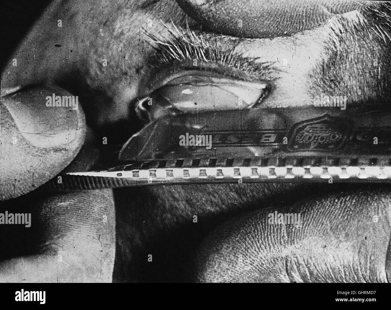 DER ANDALUSISCHE HUND F 1929 - Louis Bunuel Szene: Der Augenschnitt the legendary cut of eyeball Regie: Luis Bunuel Stock Photo