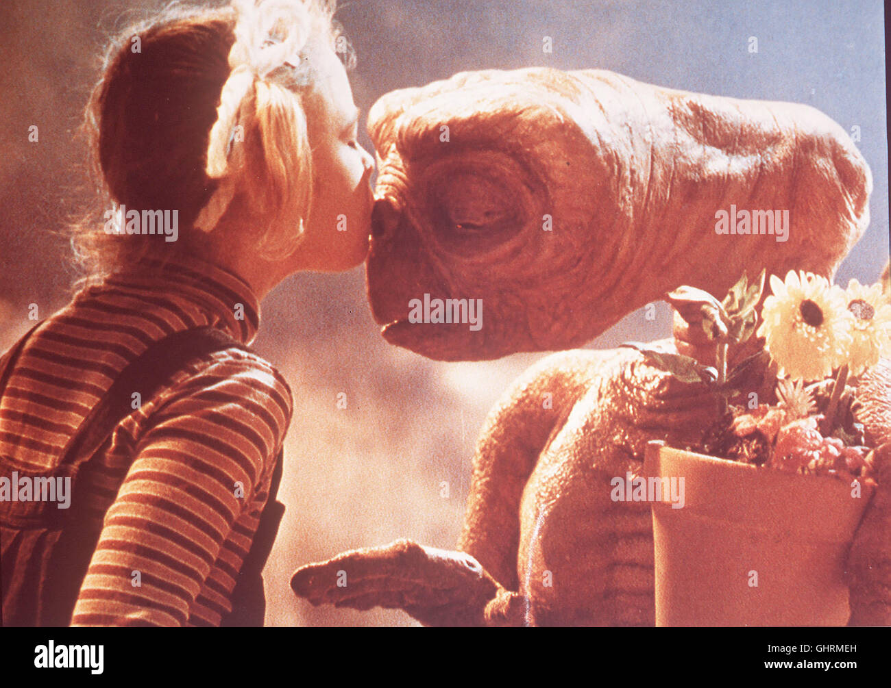 E.T. - Der Ausserirdische E.T. The Extra Terrestrial 1982 Steven Spielberg Gertie (DREW BARRYMORE) küsst E.T., den freundlichen Außerirdischen. Stock Photo