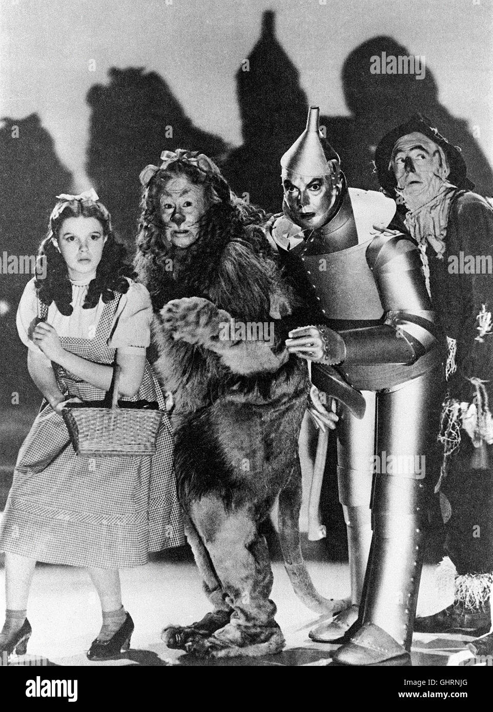 DAS ZAUBERHAFTE LAND - Der Zauberer von Oz The Wizard of Oz USA 1939 JUDY GARLAND, BERT LAHR, RAY WOLGER, JACK HALEY Regie: VICTOR FLEMING aka. Wizard of OZ Stock Photo