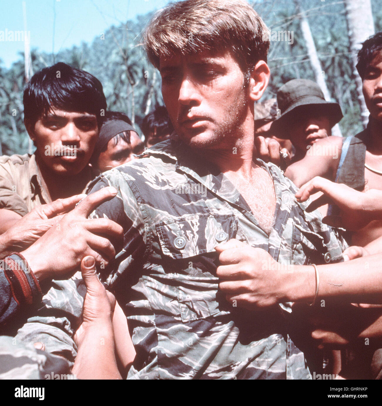 APOCALYPSE NOW-5 Saigon 1969. Hauptmann B.L. Willard (MARTIN SHEEN) erhält einen Geheimauftrag: Er solle einen gewissen Oberst Walter E. Kurtz aufspüren und liquidieren. Oberst Kurtz, ein Offizier mit einer militärischen Bilderbuchkarriere, hat sich von der kämpfenden Truppe verabschiedet. In der Nähe der kambodschanischen Grenze führt er ein barbarisches Regiment und tötet wahllos alles, was sich ihm in den Weg stellt ... Regie: Francis Ford Coppola aka. Apocalypse Now Stock Photo