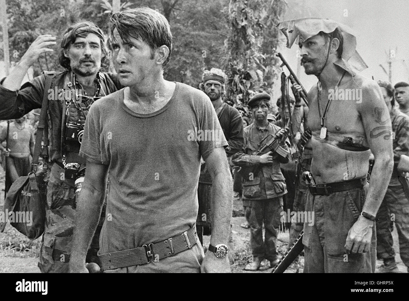APOCALYPSE NOW DENNIS HOPPER, MARTIN SHEEN Regie: Francis Ford Coppola aka. Apocalypse  Now Stock Photo - Alamy