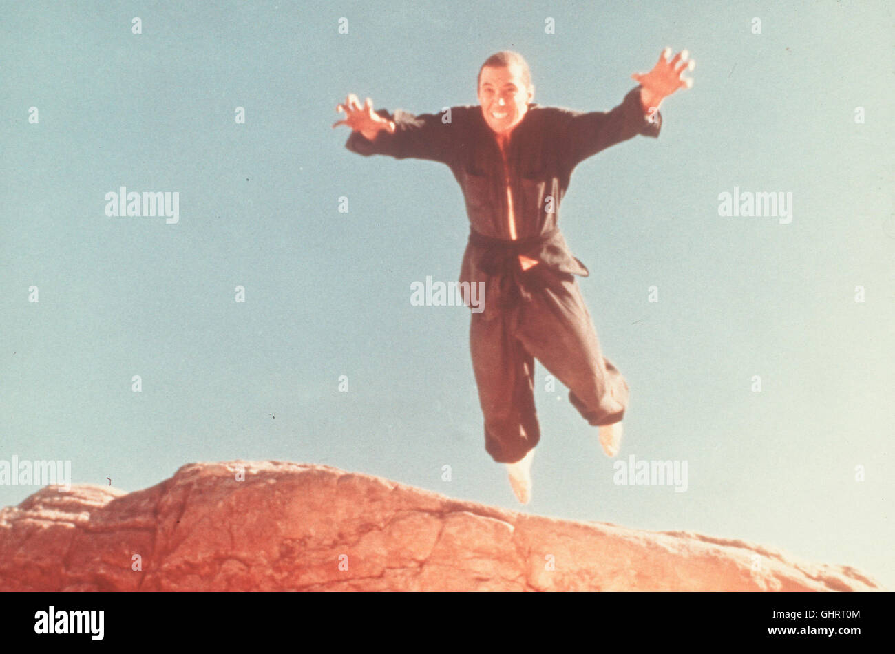 KUNG FU - DER FILM- Der Shaolin-Mönch Kwai Chang Caine (DAVID CARRADINE) lebt in den 80er Jahren des 19. Jahrhunderts als Lagerarbeiter im kalifornischen Sacramento, bis er von einem geheimnisvollen Mandschu zum Zweikampf herausgefordert wird. Regie: Richard Lang aka. Kung Fu - The Movie Stock Photo