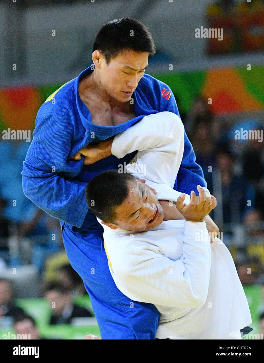 Rio de Janeiro, Brazil. 10th Aug, 2016. O Lkhagvasuren (white) of Mongolia in action against Xunzhao Cheng of China during the Men -90 kg Bronze medal contest of the Judo event during the Olympic Games at Carioca Arena 2 in Rio de Janeiro, Brazil, 10 August 2016. Cheng won the Bronze medal. Photo: Lukas Schulze/dpa/Alamy Live News Stock Photo