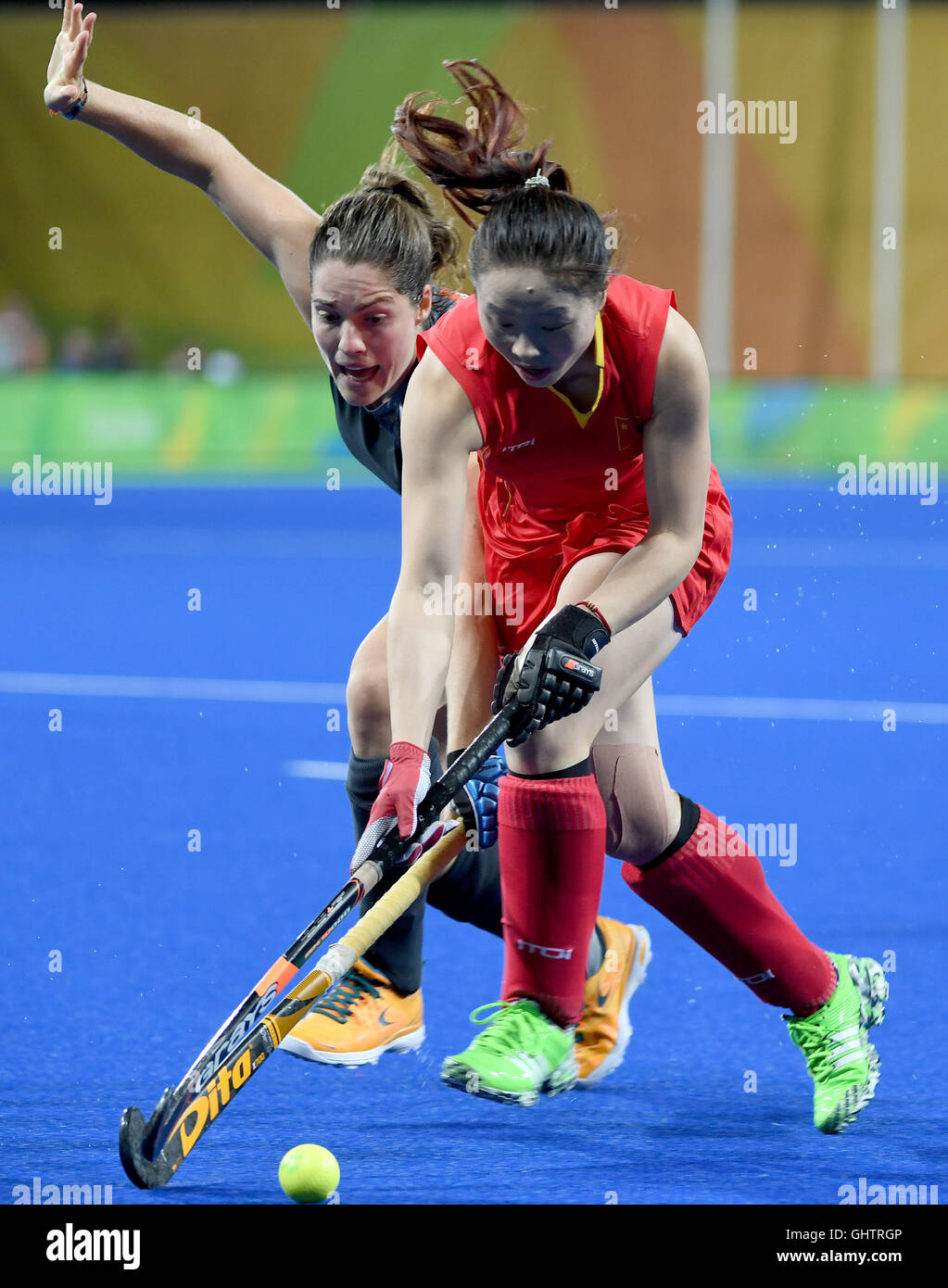 Rio De Janeiro, Brazil. 10th Aug, 2016. Peng Yang (R) of China competes during the women's hockey pool A match between China and Netherlands at the 2016 Rio Olympic Games in Rio de Janeiro, Brazil, on Aug. 10, 2016. Netherlands won China with 1:0. Credit:  Wang Yuguo/Xinhua/Alamy Live News Stock Photo