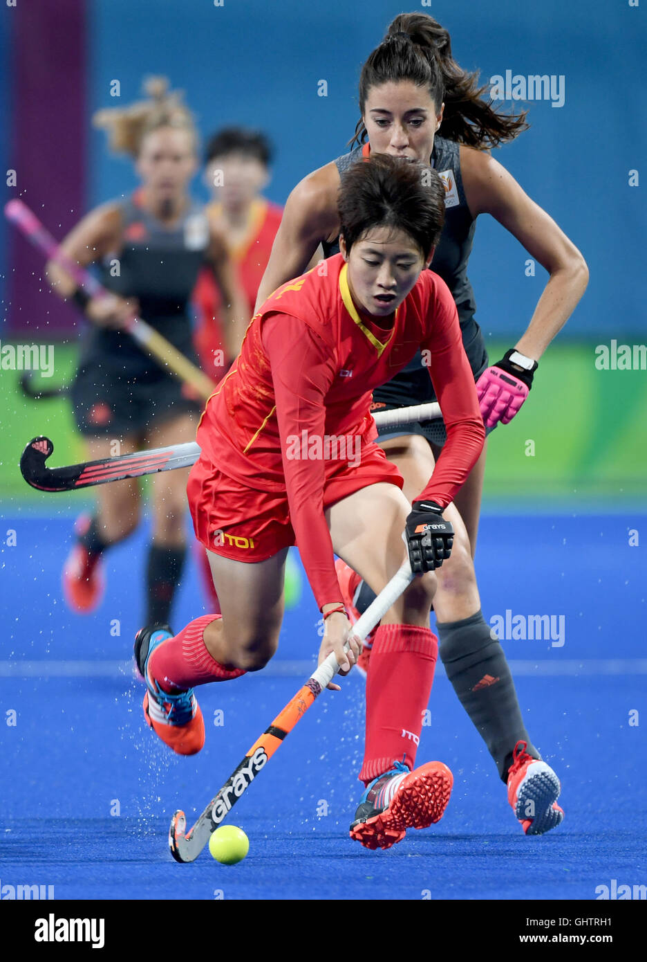 Rio De Janeiro, Brazil. 10th Aug, 2016. Zhang Xiaoxue (front) of China competes during the women's hockey pool A match between China and Netherlands at the 2016 Rio Olympic Games in Rio de Janeiro, Brazil, on Aug. 10, 2016. Netherlands won China with 1:0. Credit:  Wang Yuguo/Xinhua/Alamy Live News Stock Photo