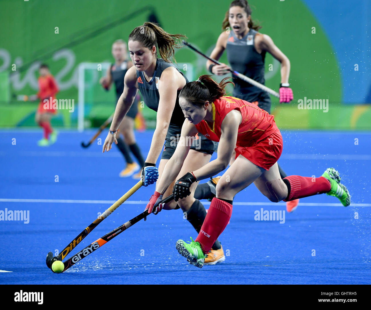 Rio De Janeiro, Brazil. 10th Aug, 2016. Peng Yang (R) of China competes during the women's hockey pool A match between China and Netherlands at the 2016 Rio Olympic Games in Rio de Janeiro, Brazil, on Aug. 10, 2016. Netherlands won China with 1:0. Credit:  Wang Yuguo/Xinhua/Alamy Live News Stock Photo