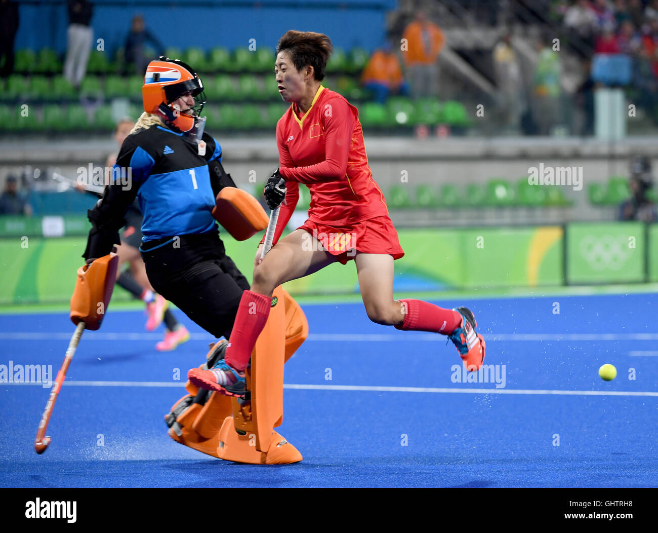 Rio De Janeiro, Brazil. 10th Aug, 2016. Zhang Xiaoxue (R) of China competes during the women's hockey pool A match between China and Netherlands at the 2016 Rio Olympic Games in Rio de Janeiro, Brazil, on Aug. 10, 2016. Netherlands won China with 1:0. Credit:  Wang Yuguo/Xinhua/Alamy Live News Stock Photo